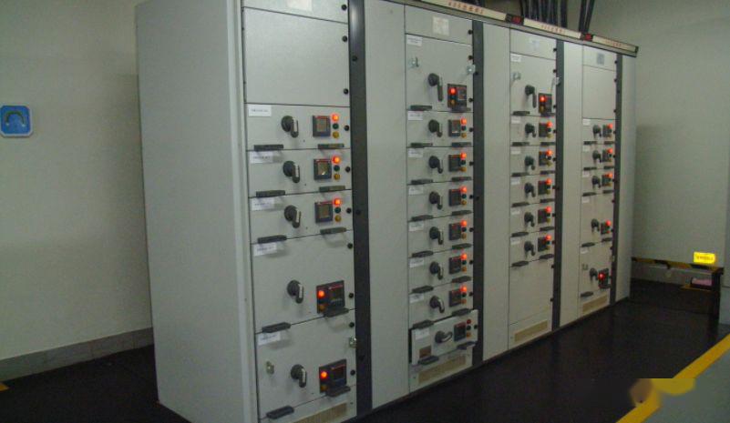 配電室中有哪些類型的低壓配電柜電壓？配電柜主要內(nèi)部組件是什么？