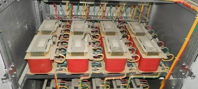 配電室中有哪些類型的低壓配電柜電壓？配電柜主要內(nèi)部組件是什么？