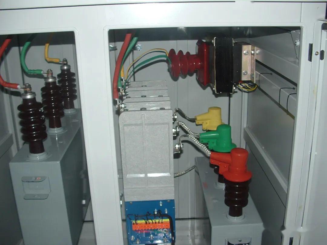 配電室中有哪些類型的低壓配電柜電壓？配電柜主要內(nèi)部組件是什么？