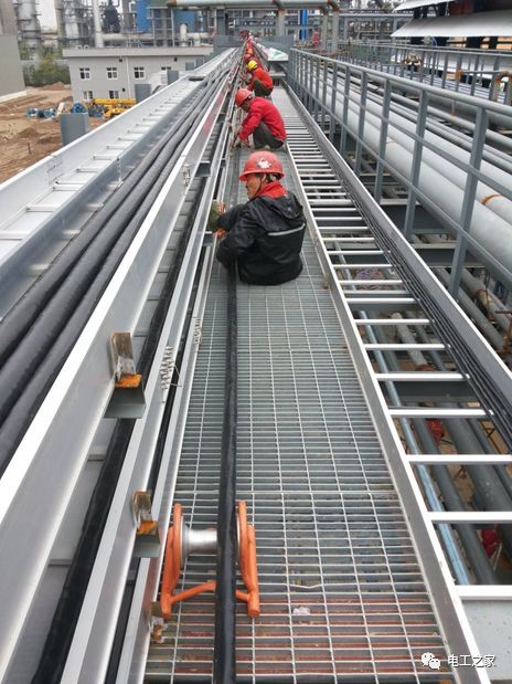 一條完成開關(guān)柜安裝，電纜橋架施工，電纜敷設(shè)及布線施工，照明配電箱施工