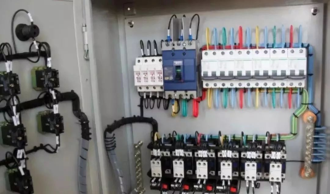 如果計(jì)算機(jī)房沒(méi)有配電箱，會(huì)發(fā)生什么？