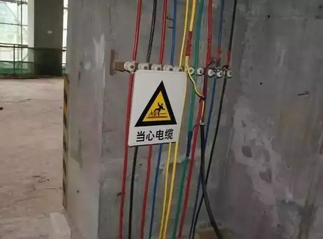 施工現(xiàn)場(chǎng)臨時(shí)用電配電箱及開(kāi)關(guān)箱配置和使用說(shuō)明，圖示詳圖