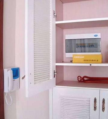 老電工把配電箱安裝在墻內(nèi)。曬太陽(yáng)太聰明了。