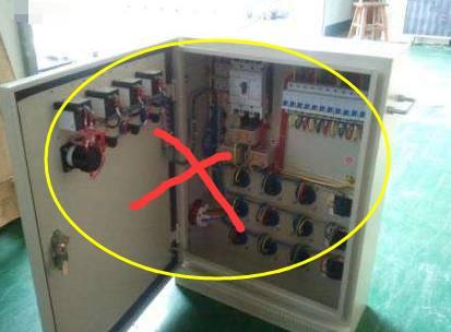 老電工把配電箱安裝在墻內(nèi)。曬太陽(yáng)太聰明了。