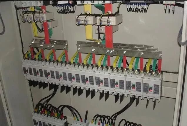 配電箱標(biāo)準(zhǔn)、接線方法、安裝方法和分類等。被詳細(xì)描述并且一次清楚。