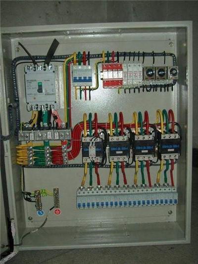 配電箱帶漏電保護(hù)或空？只有有這么多漏洞和空的開(kāi)口才是安全的。這太實(shí)際了。