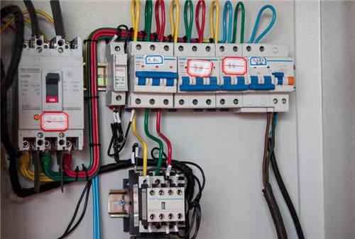 配電箱帶漏電保護(hù)或空？只有有這么多漏洞和空的開(kāi)口才是安全的。這太實(shí)際了。
