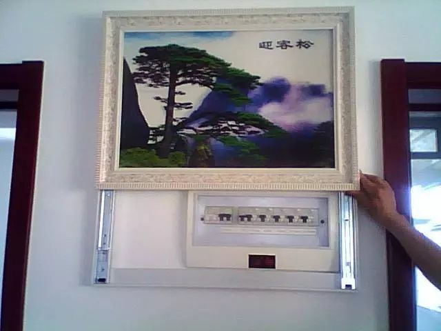 你家人的配電箱隱藏得好嗎？新房子的裝飾看起來很漂亮，因為做得很好。