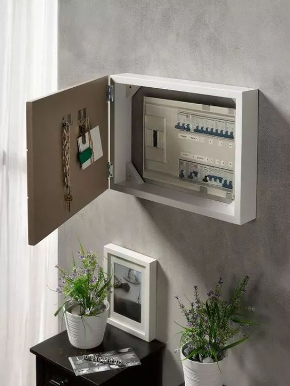 你家人的配電箱隱藏得好嗎？新房子的裝飾看起來很漂亮，因為做得很好。