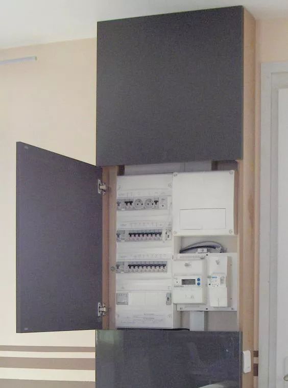 你家人的配電箱隱藏得好嗎？新房子的裝飾看起來很漂亮，因為做得很好。