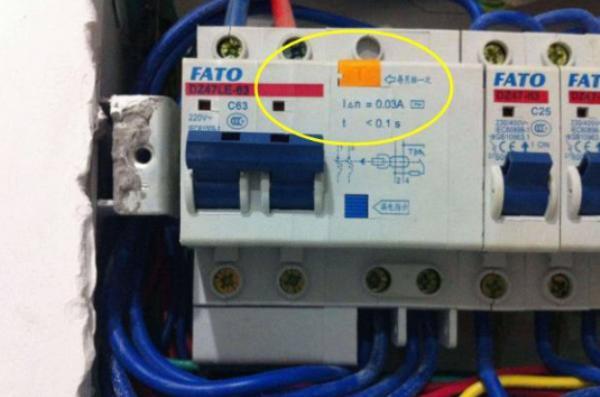 配電箱在此生命安全鍵中，務必記住每月按一次，事故會遲到