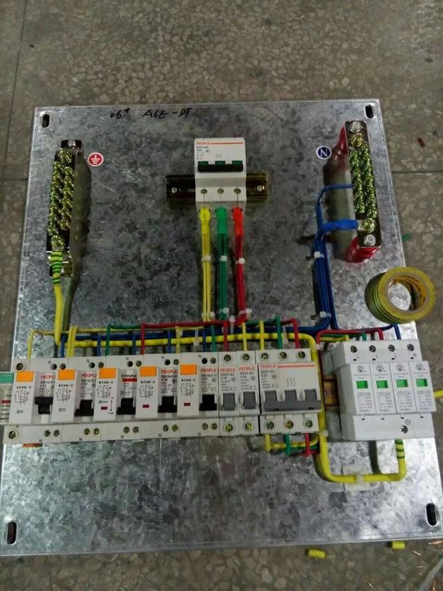 跟著師傅學(xué)做配電箱，看到師傅的手藝，我不好意思開始