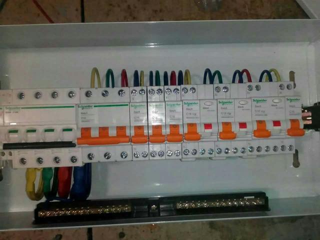 跟著師傅學(xué)做配電箱，看到師傅的手藝，我不好意思開始