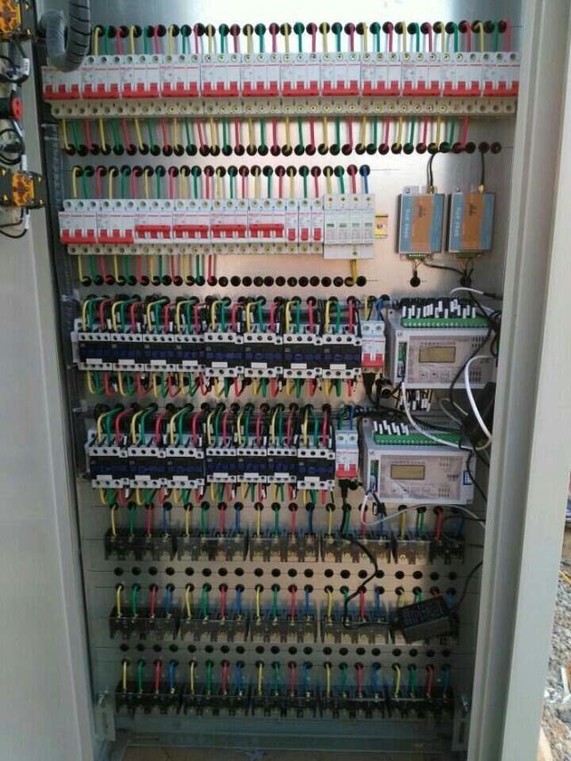 跟著師傅學(xué)做配電箱，看到師傅的手藝，我不好意思開始