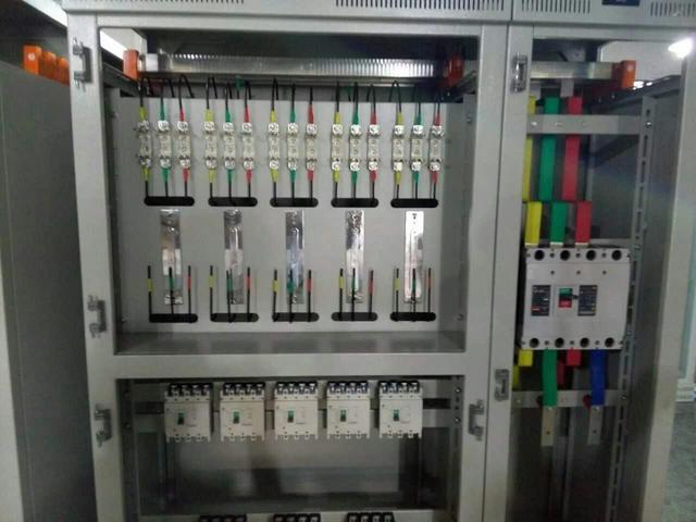 跟著師傅學(xué)做配電箱，看到師傅的手藝，我不好意思開始