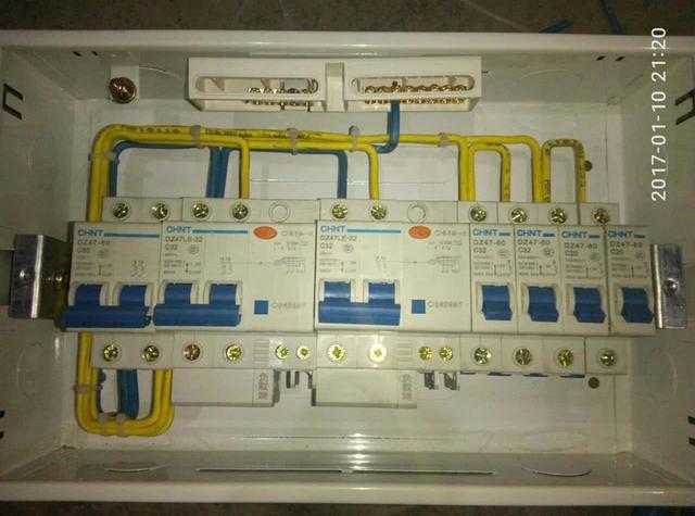 跟著師傅學(xué)做配電箱，看到師傅的手藝，我不好意思開始