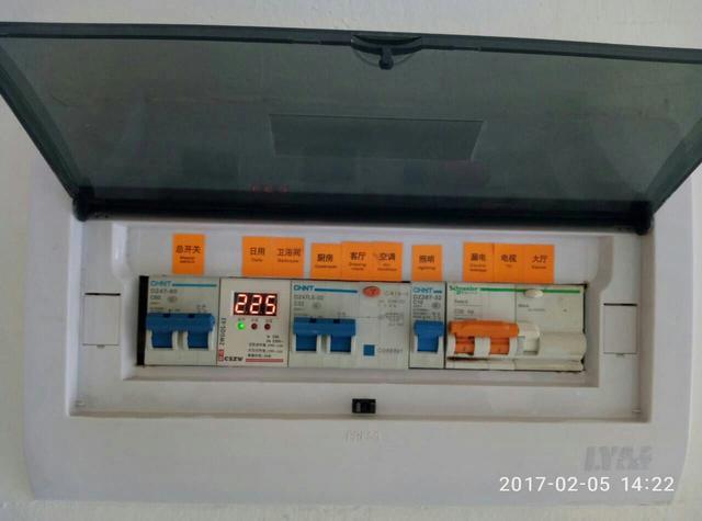 跟著師傅學(xué)做配電箱，看到師傅的手藝，我不好意思開始